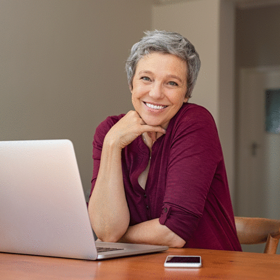 Frau am Computer | © iStock